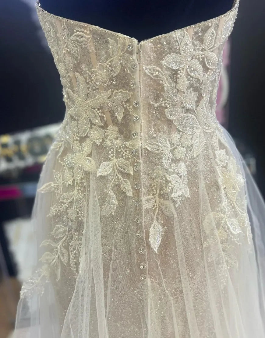 A-Line Neckline Tulle Wedding Dress With Appliques Off Shoulder Without Headscarf