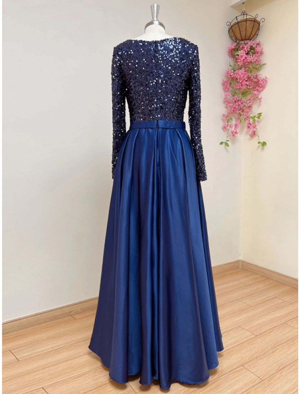 A-Line Evening Gown Sparkle & Shine Black Dress Formal Fall Sweep / Brush Train Long Sleeve Square Neck Satin