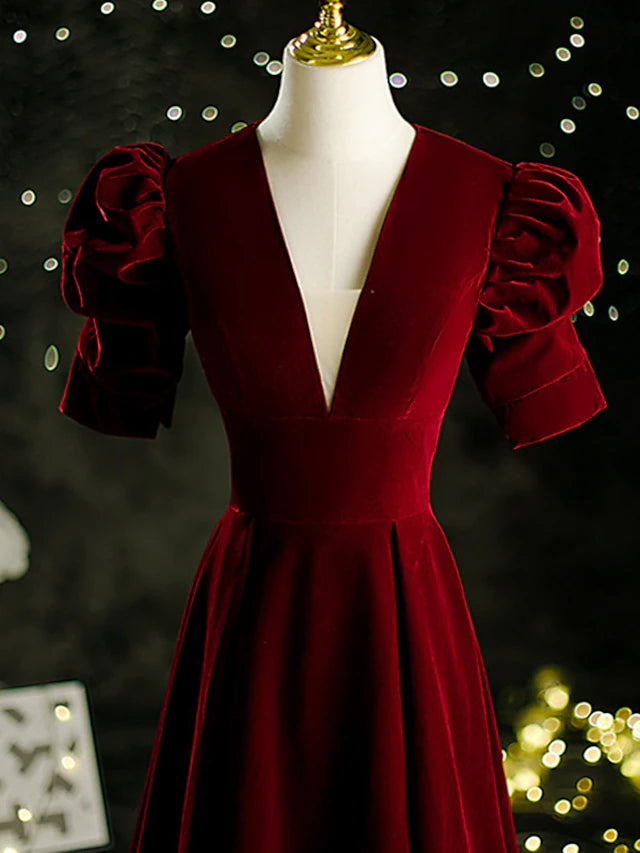 A-Line Mother of the Bride Dress Vintage Elegant V Neck Sweep / Brush Train Velvet Short Sleeve