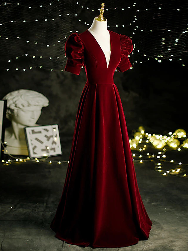 A-Line Mother of the Bride Dress Vintage Elegant V Neck Sweep / Brush Train Velvet Short Sleeve