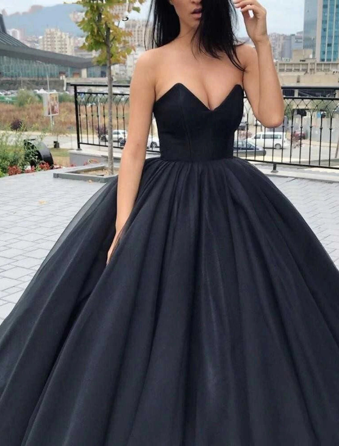Engagement Gothic Wedding Dresses in Color Black Wedding Dresses Ball Gown Sweetheart Strapless Floor Length Satin Bridal Gowns