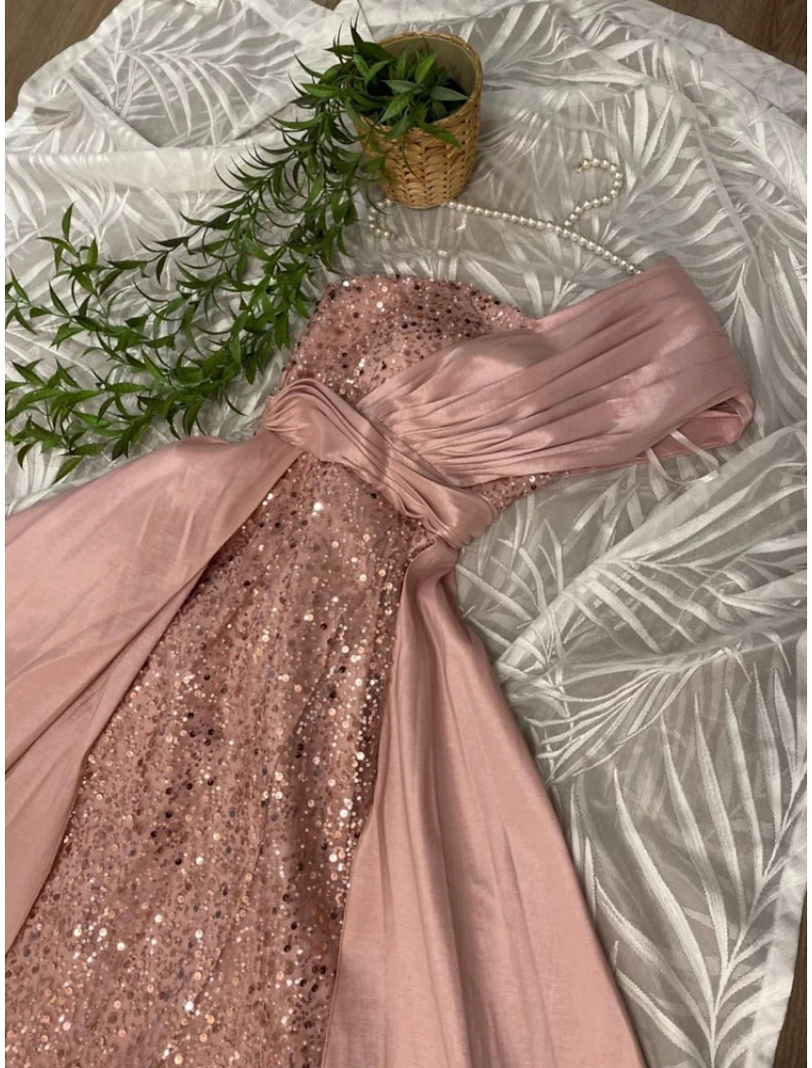 Sheath / Column Evening Gown Glittering Dress Formal Sweep / Brush Train Short Sleeve One Shoulder Satin with Ruched