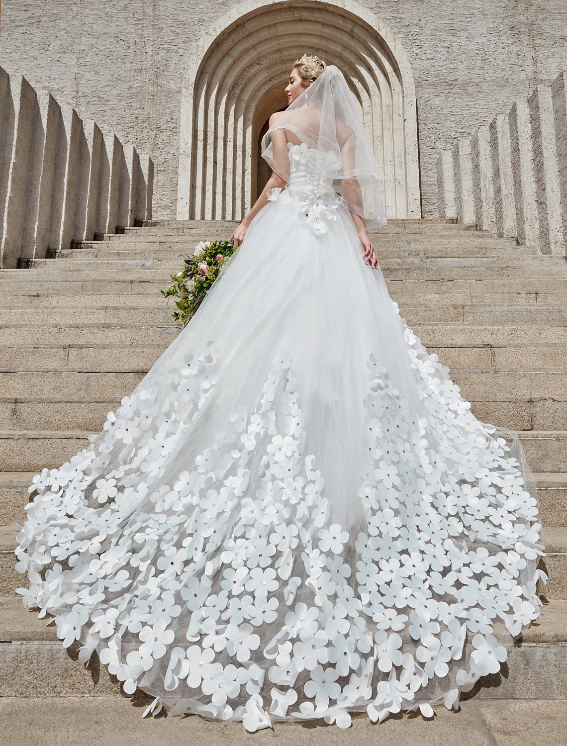Engagement Open Back Formal Wedding Dresses Ball Gown Square Neck Strapless Chapel Train Lace Bridal Gowns With Crystals
