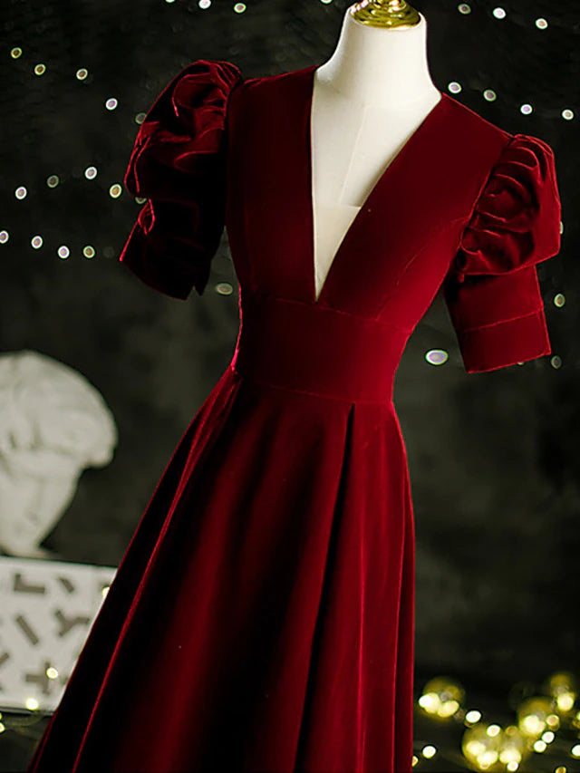 A-Line Mother of the Bride Dress Vintage Elegant V Neck Sweep / Brush Train Velvet Short Sleeve
