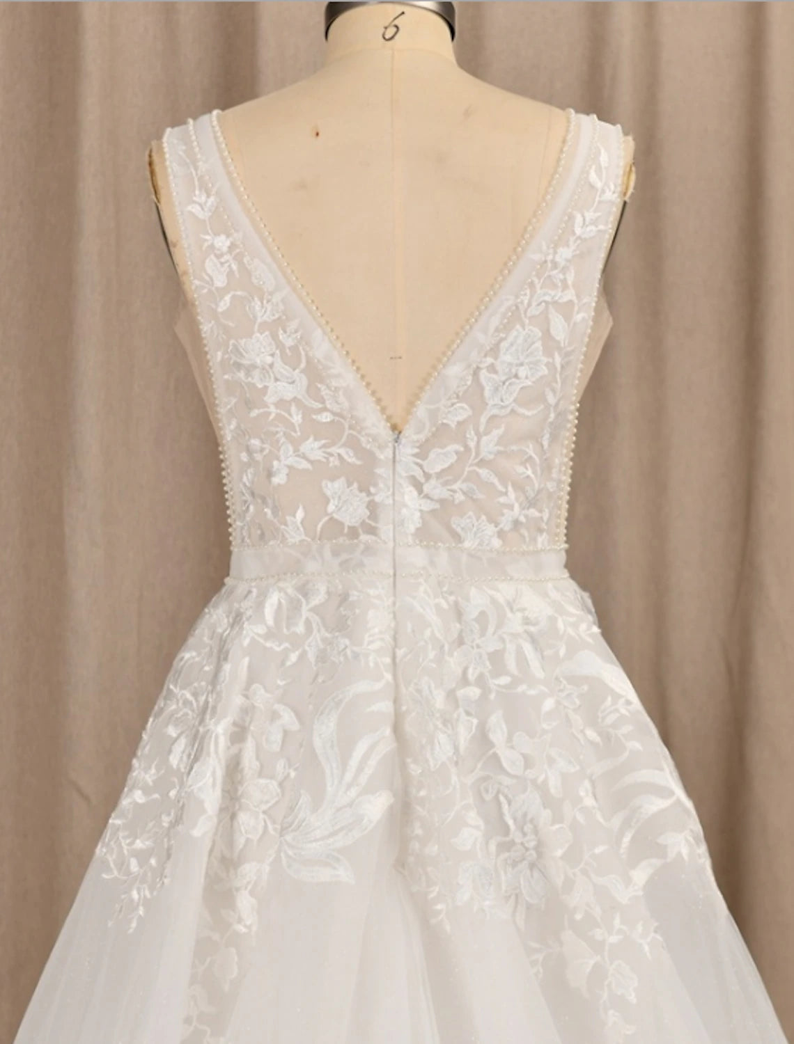 Beach Wedding Dresses A-Line V Neck Sleeveless Sweep / Brush Train Long Lace Bridal Gowns With Appliques