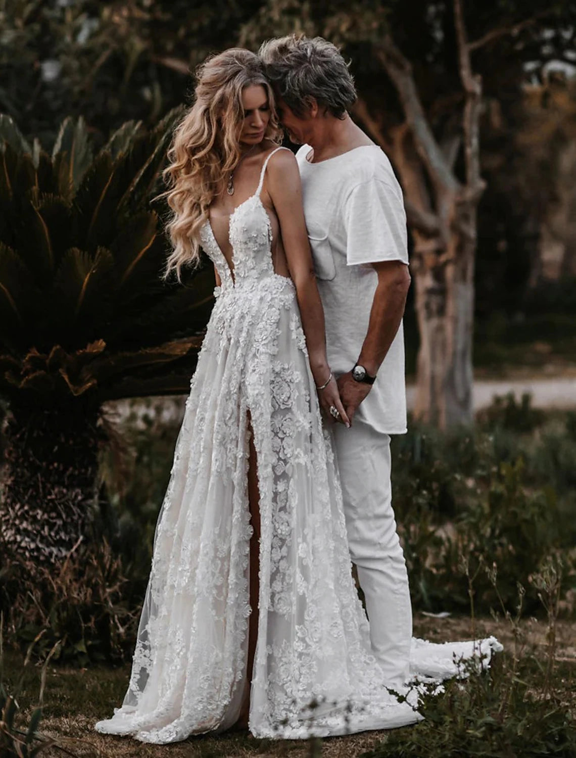 Beach Sexy Boho Wedding Dresses A-Line Sweetheart Camisole Spaghetti Strap Court Train Lace Bridal Gowns With Appliques