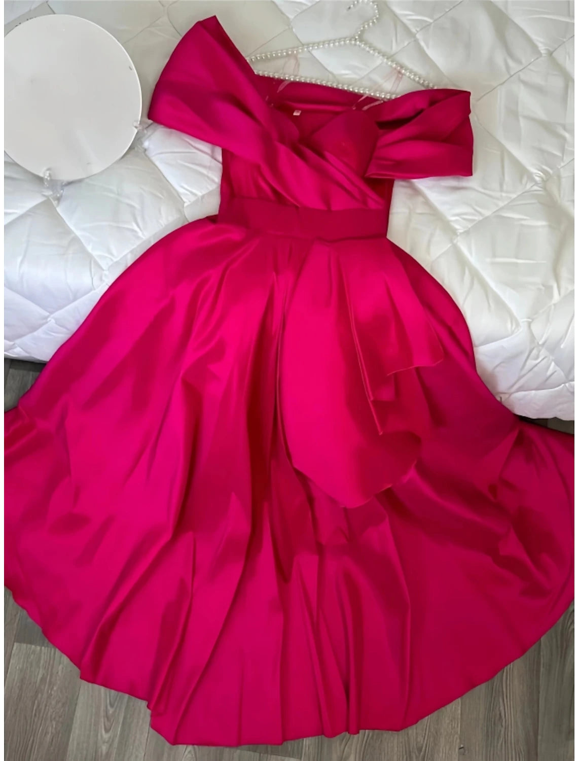 A-Line Evening Gown Elegant Dress Formal Floor Length Christmas Red Green Dress Short Sleeve Off Shoulder Satin