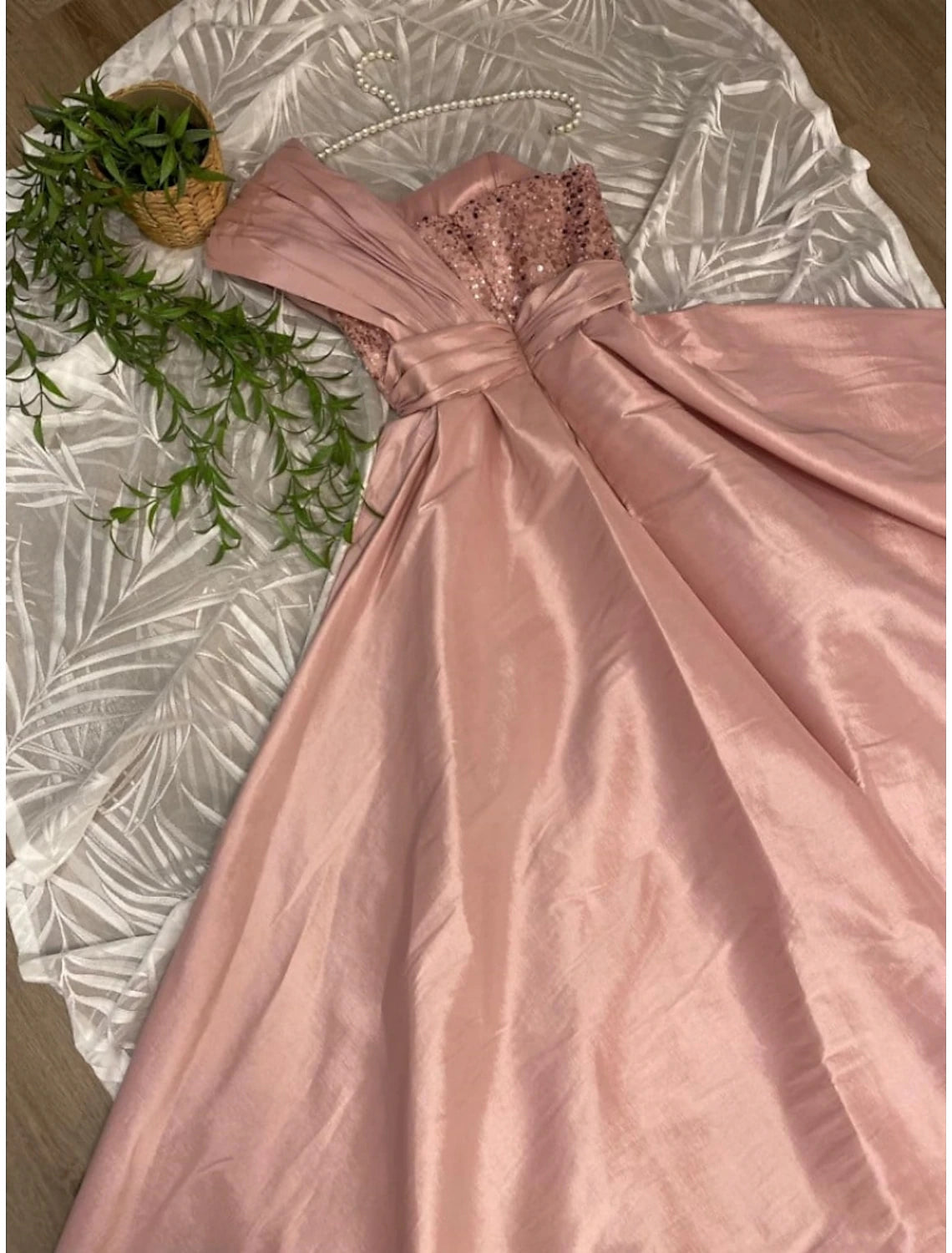 Sheath / Column Evening Gown Glittering Dress Formal Sweep / Brush Train Short Sleeve One Shoulder Satin with Ruched