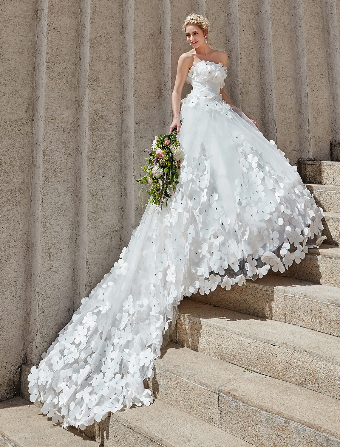 Engagement Open Back Formal Wedding Dresses Ball Gown Square Neck Strapless Chapel Train Lace Bridal Gowns With Crystals