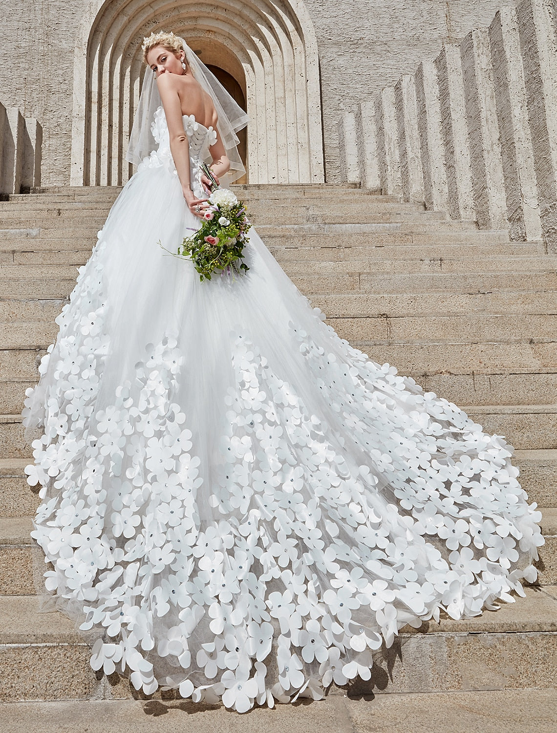 Engagement Open Back Formal Wedding Dresses Ball Gown Square Neck Strapless Chapel Train Lace Bridal Gowns With Crystals