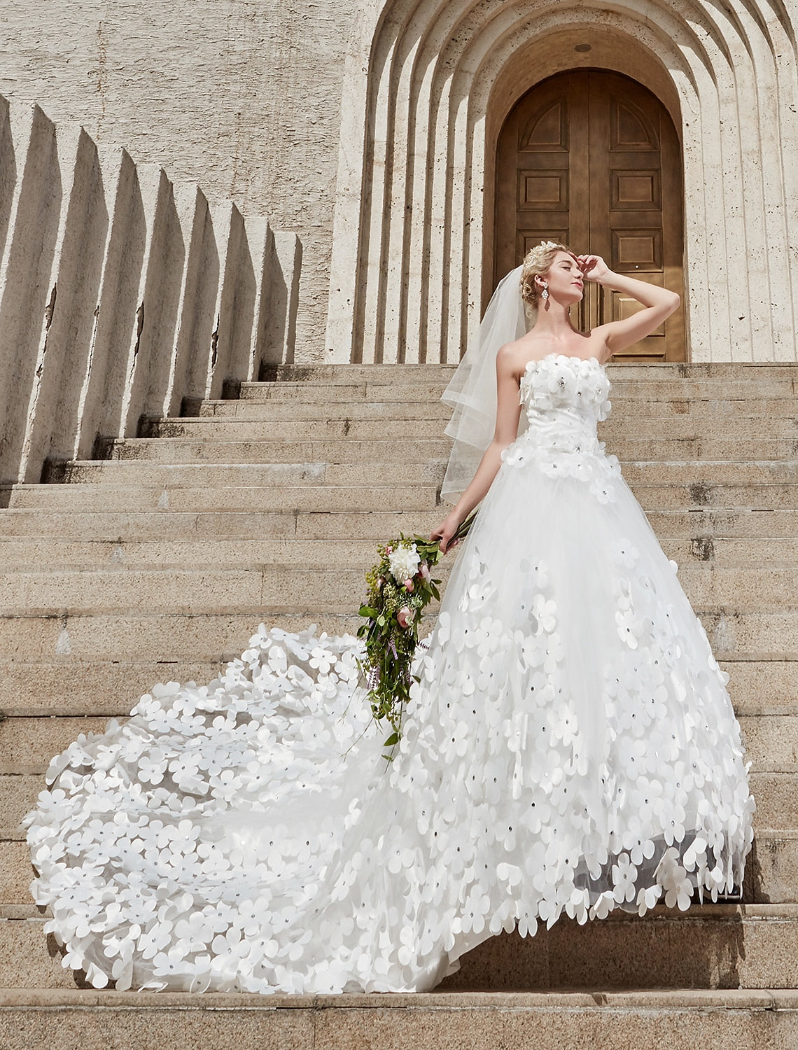 Engagement Open Back Formal Wedding Dresses Ball Gown Square Neck Strapless Chapel Train Lace Bridal Gowns With Crystals