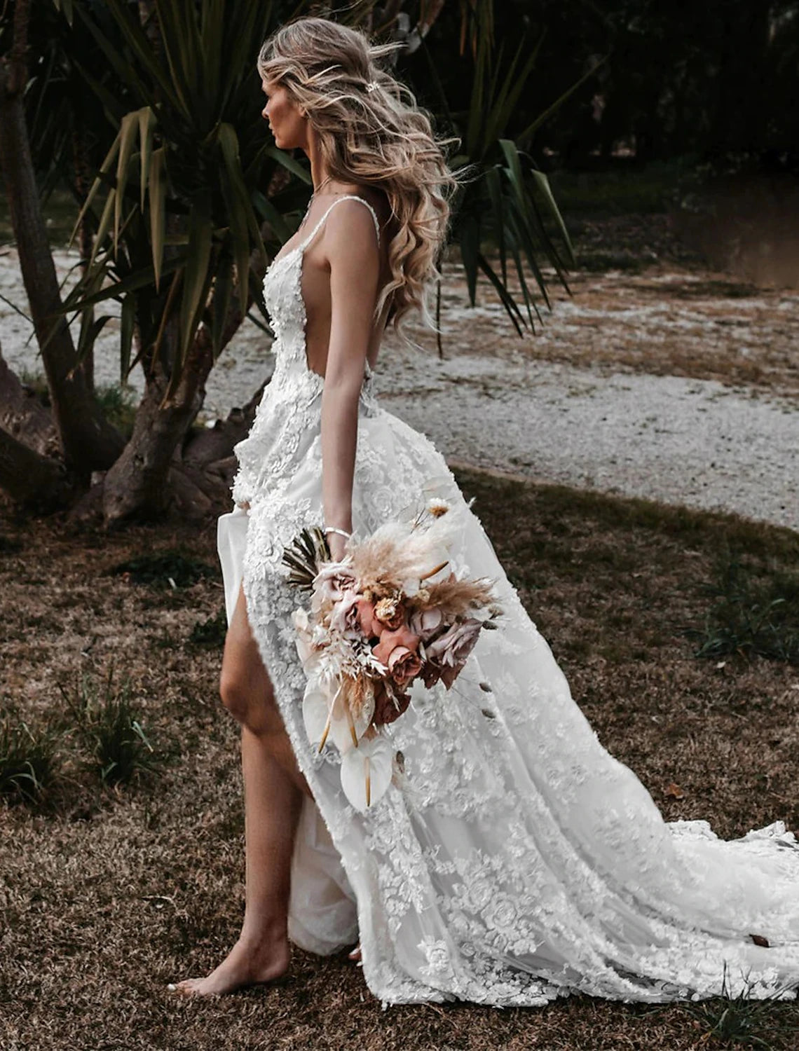 Beach Sexy Boho Wedding Dresses A-Line Sweetheart Camisole Spaghetti Strap Court Train Lace Bridal Gowns With Appliques