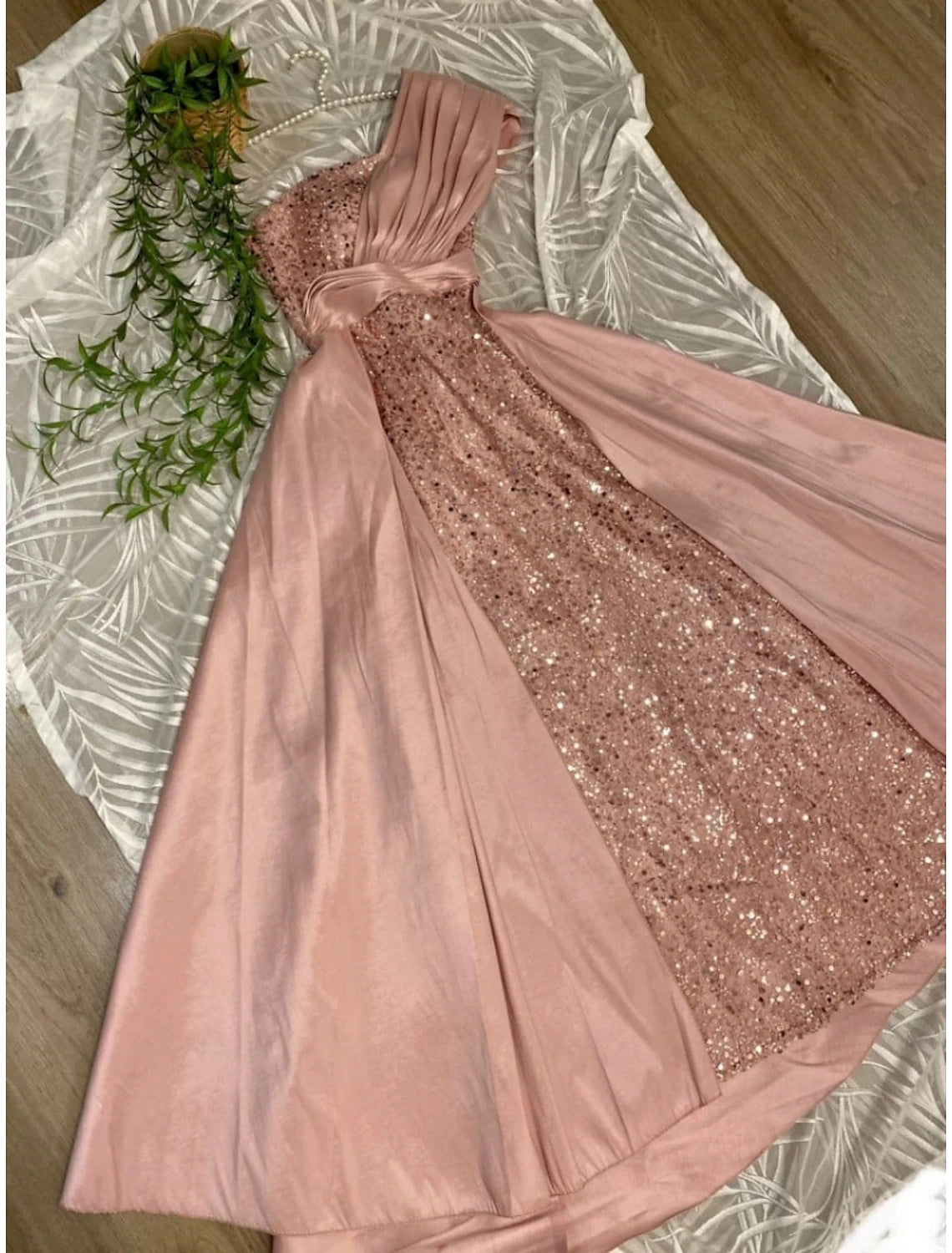 Sheath / Column Evening Gown Glittering Dress Formal Sweep / Brush Train Short Sleeve One Shoulder Satin with Ruched