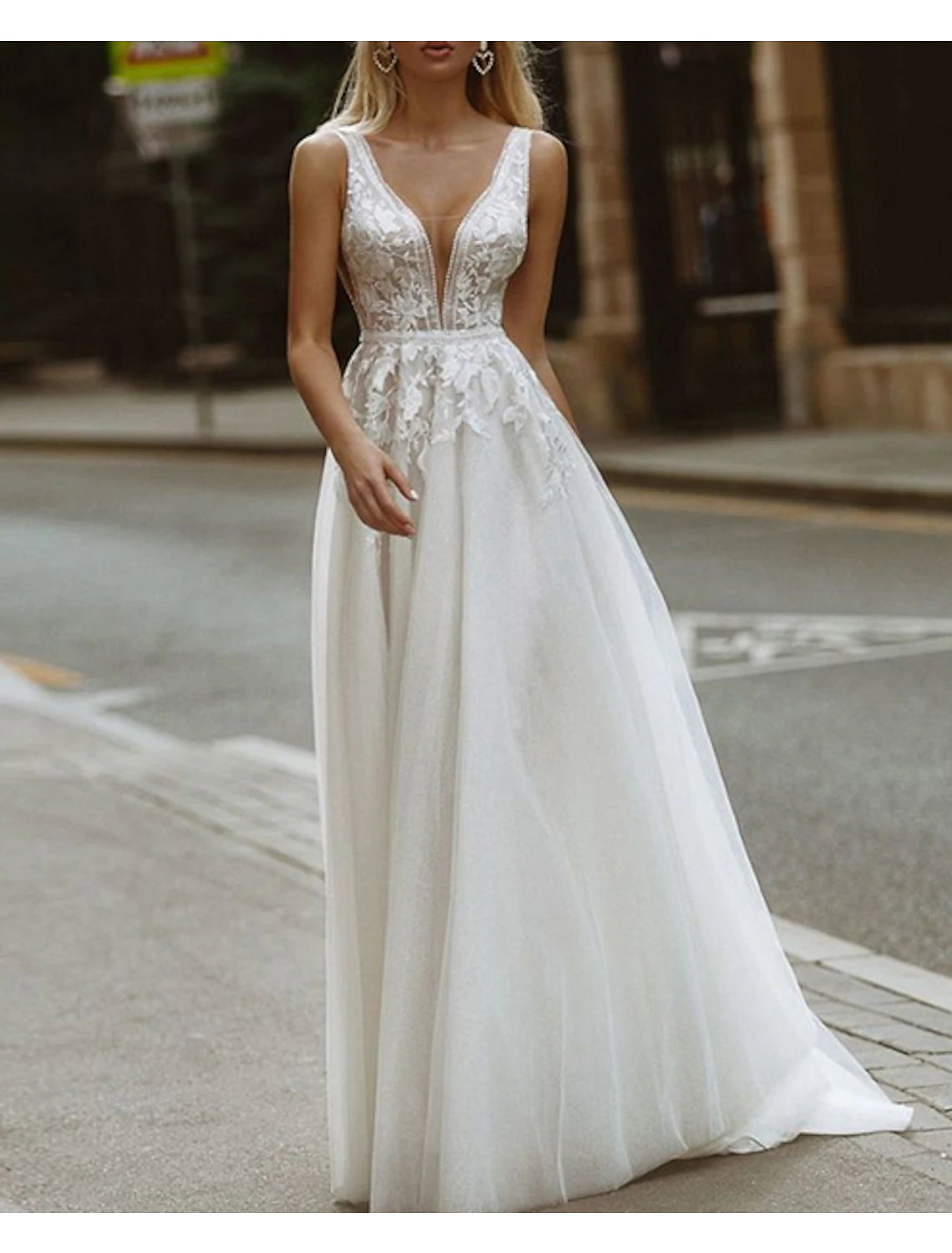 Beach Wedding Dresses A-Line V Neck Sleeveless Sweep / Brush Train Long Lace Bridal Gowns With Appliques