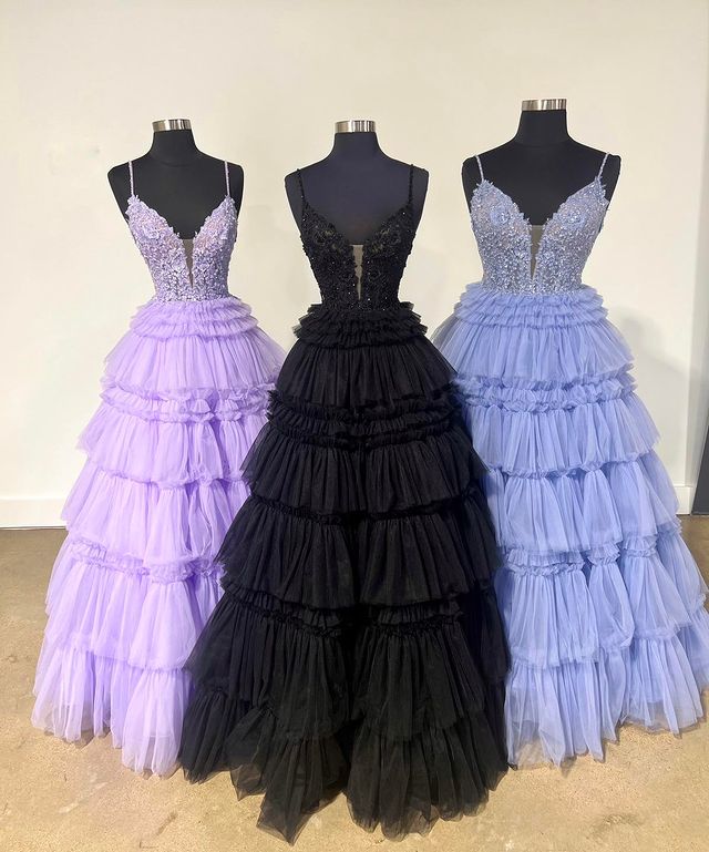 Ball Gown Spaghetti Straps Tulle Tiered Prom Dress With Applique V-neck Beautiful