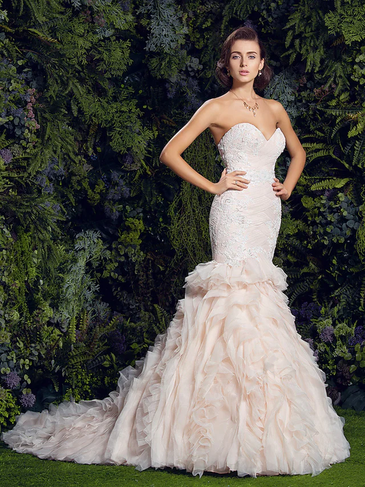 Wedding Dresses Sweetheart Neckline Court Train Tulle Corded Lace Strapless Vintage Sexy Illusion Detail with Appliques Cascading