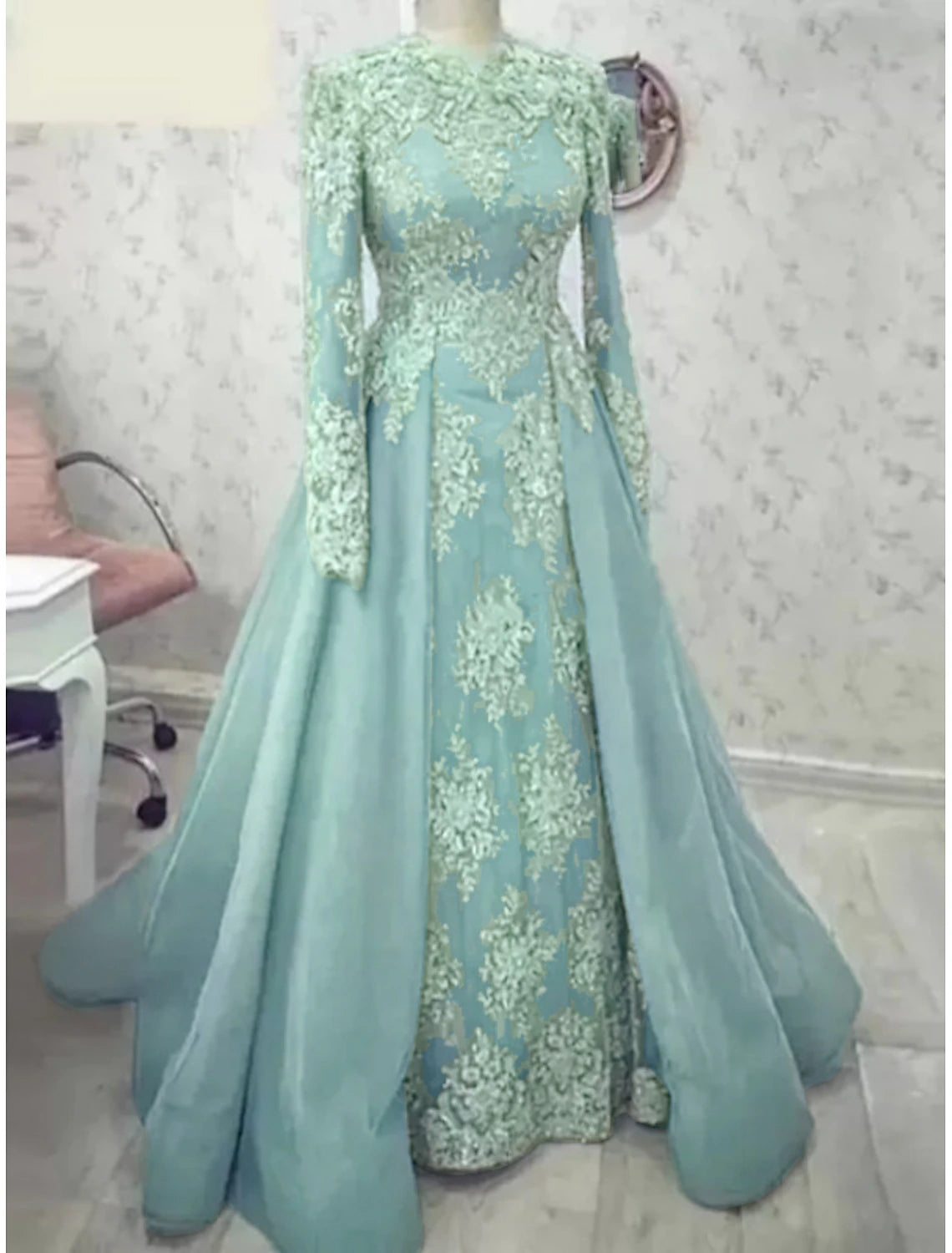 A-Line Mother of the Bride Dress Formal Elegant Party Jewel Neck Sweep / Brush Train Satin Lace Long Sleeve with Pleats  Pastel Green