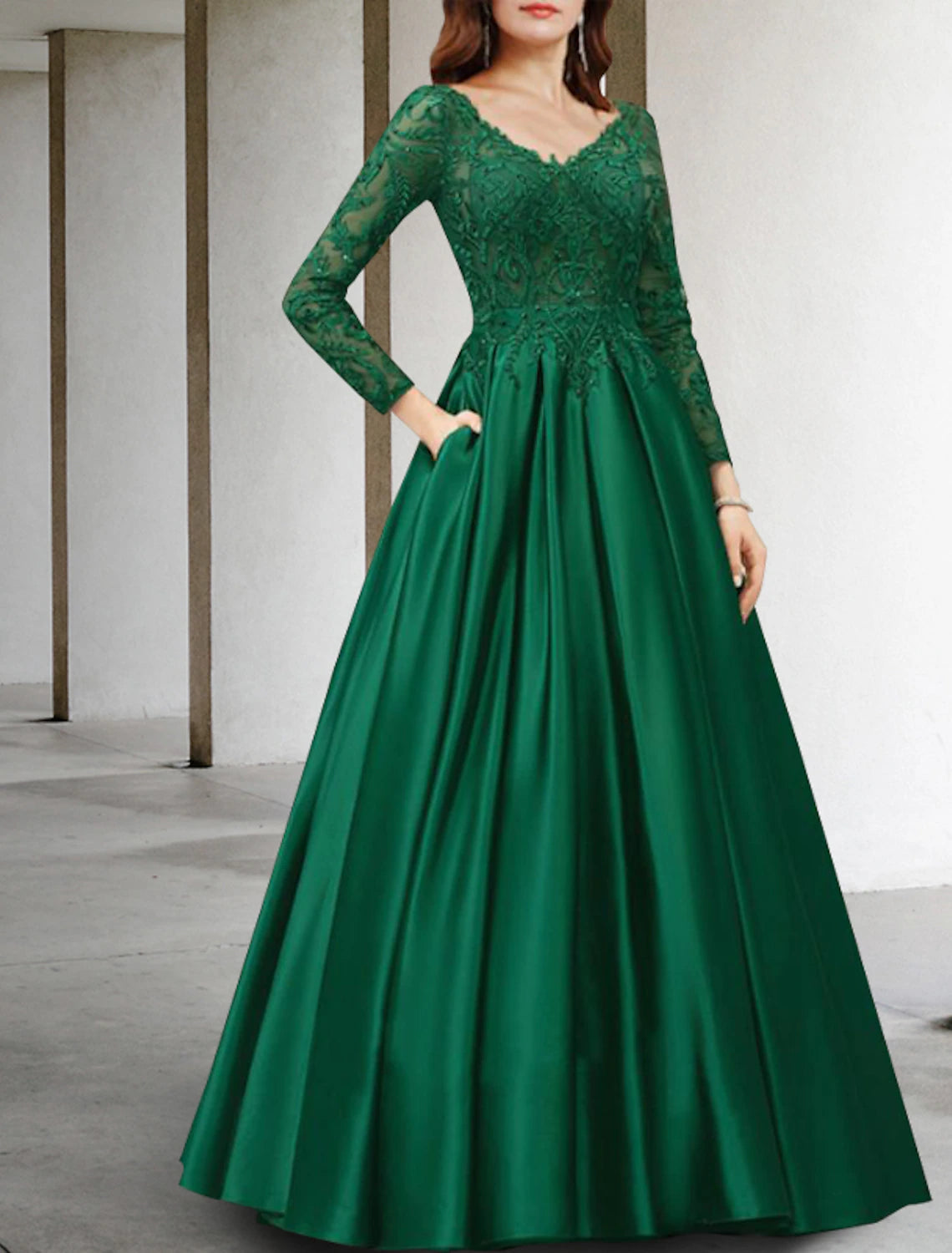 A-Line Mother of the Bride Dress Luxurious Elegant V Neck Floor Length Chiffon Lace Long Sleeve with Pleats