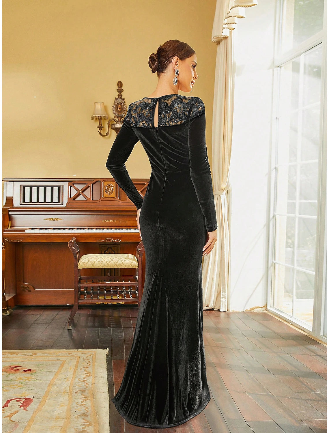 A-Line Evening Gown Black Dress Elegant Dress Formal Fall Sweep / Brush Train Long Sleeve Jewel Neck Velvet with Sequin