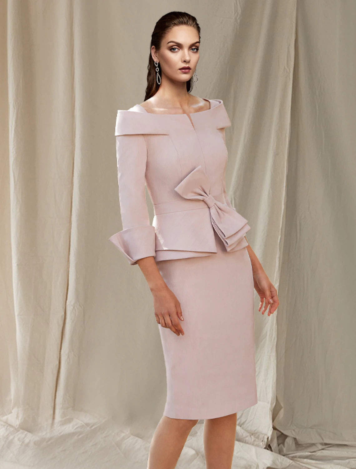 Sheath / Column Mother of the Bride Dress Elegant Sweet Bateau Neck Knee Length Satin 3/4 Length Sleeve